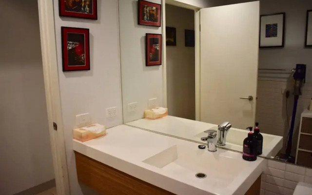 Spacious 1 Bedroom Apartment in the Heart of Melbourne's CBD