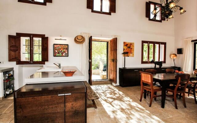 Luxurious Mansion in Montuïri With Sauna