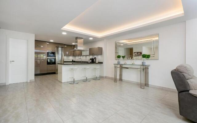 FIVE STAR 3 bedroom Apt in ideal location - RDR237