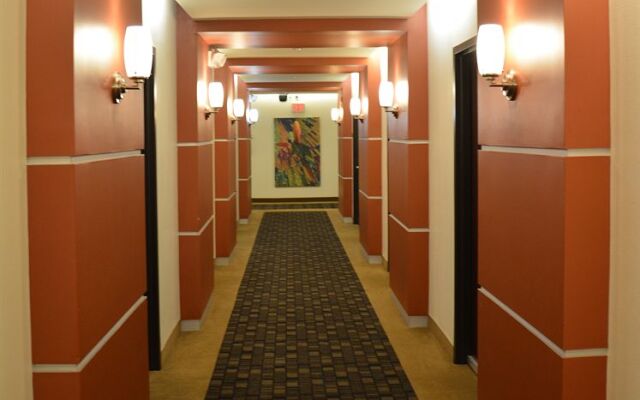 Days Inn & Suites Milwaukee