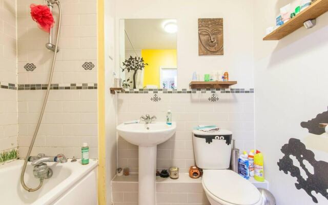 Amazing Riverside Boheme Home in SW London!