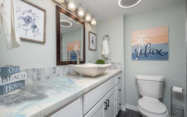 Beachcomber 304, 2BRs, Pool, Beach, Near Mayo Clinic, Sleeps 4