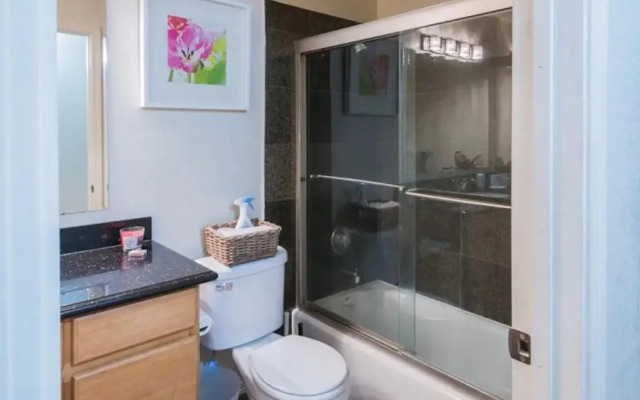 Two Bedroom MIL Apartment Close to Airport Link Rail