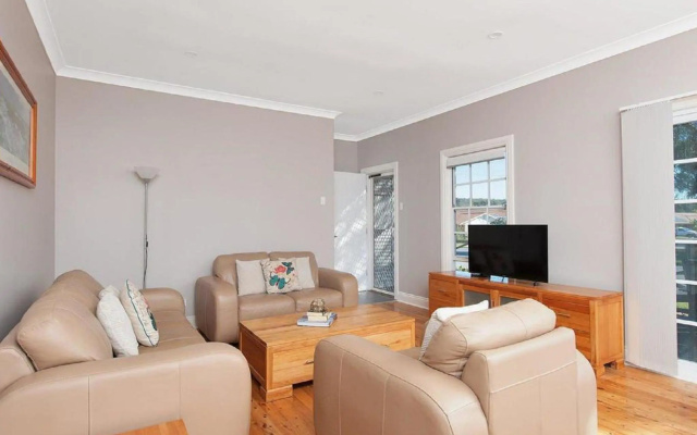 'The Croft' 11 Boulder Bay Rd - Cosy Beach House with Aircon & only 270m to the Beach – Guest Rooms – Fingal Bay