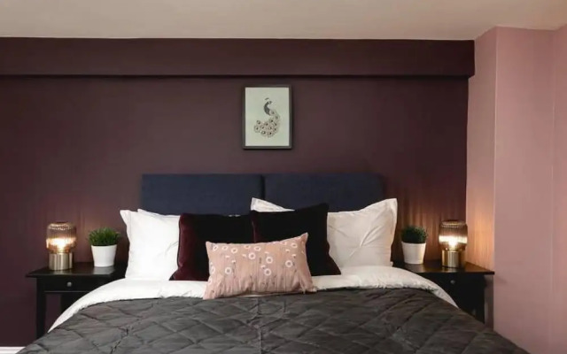 Short Walk to Brighton Beach Condo With Patio