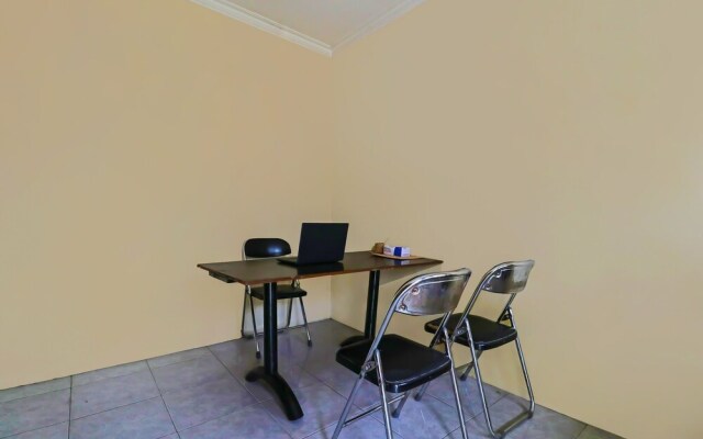 OYO 90809 Homestay Black Pink Merah Jambu Syariah