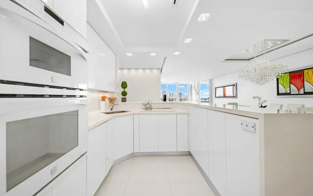 Modern and Bright Penthouse With Ocean View