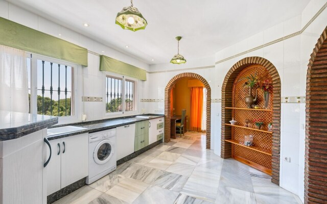 Villa Soleada Calahonda by Rafleys