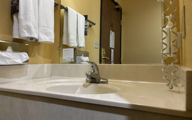 Super 8 by Wyndham Staunton