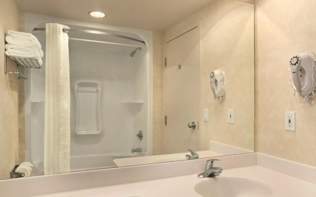 Travelodge by Wyndham Spruce Grove