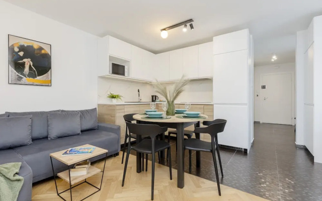 Al. Solidarności Apartment by Renters