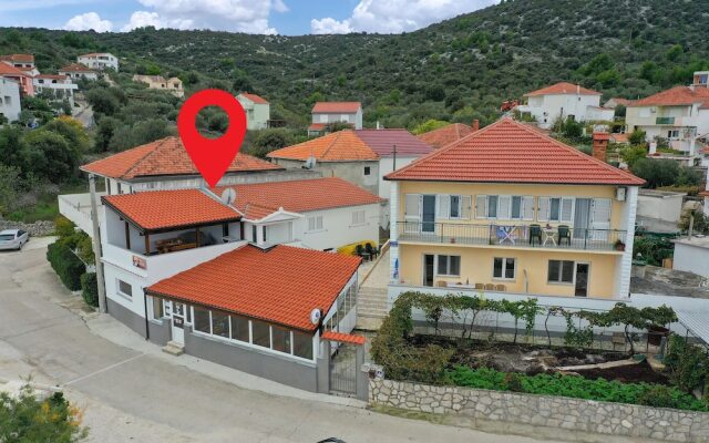 Nice Apartment in Vinisce With 2 Bedrooms and Wifi