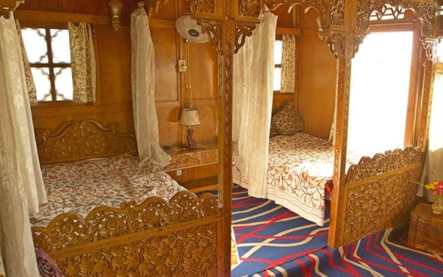 Houseboat Heaven Breeze