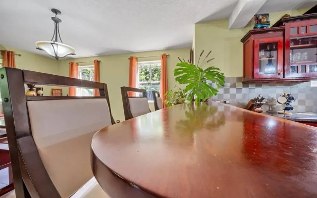 Serenity Villa - 4bd by Zenbreak