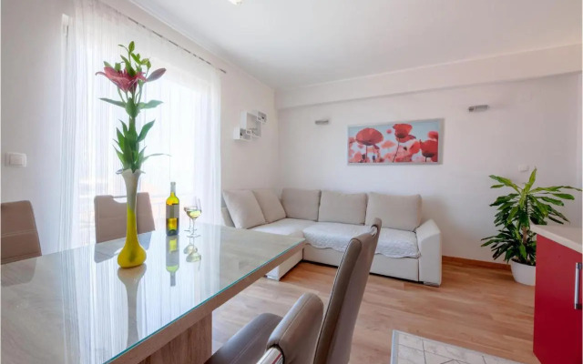 Two-Bedroom Apartment in Prigradica