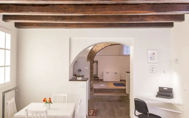 Rental In Rome Trastevere White Apartment