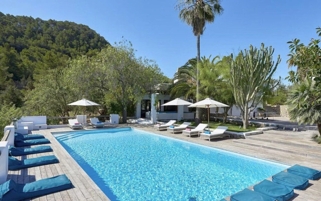 Idyllic Villa With Swimming Pool
