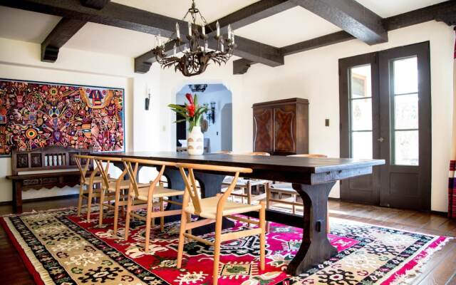 Frida by AvantStay | Sleeps 16! Prvt Estate w/ Tennis Ct & Mins to Beach!
