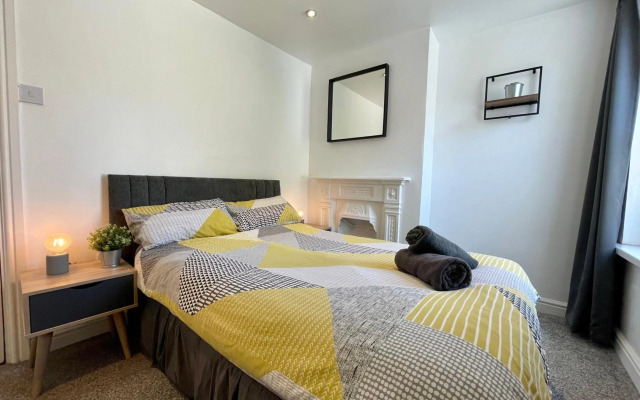 6 Person, 4 Bedroom Light, Warm & Modern Apartment