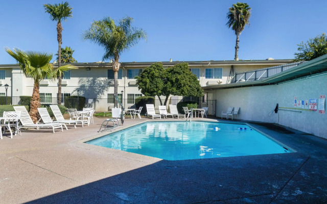 Super 8 Motel - Merced