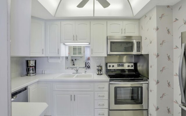 Cozy Beachfront Condo With Pool and Tennis Courts