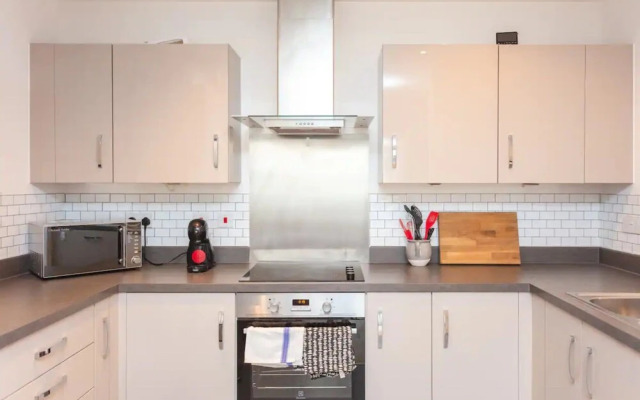 Fantastic 1 Bedroom Apartment in East London With Balcony