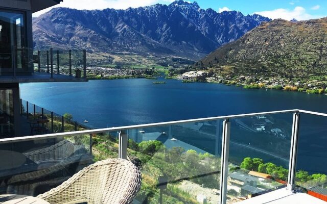 Remarkable Lake View Townhouse Queenstown Hill