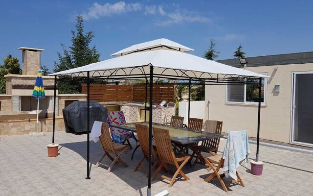 Rustic Villa With Pool, Sleeps 6 & Terrace