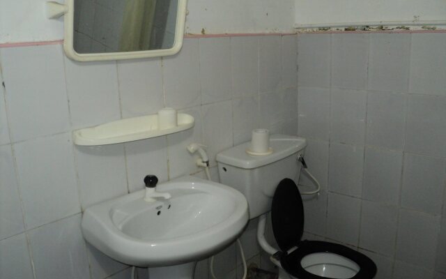 Four Teess Rest Inn