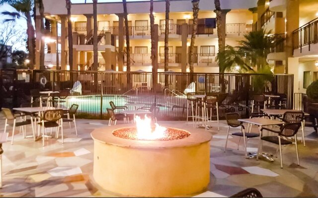 Comfort Inn & Suites Orange County John Wayne Airport
