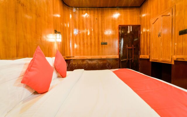 OYO 13525 HouseBoat My Trip Deluxe 3 BHK Private