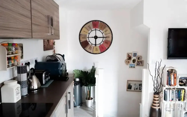 Modern Canalside City Townhouse - Parking & Garden