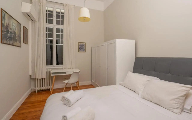 1930's neoclassical apt in the heart of Athens