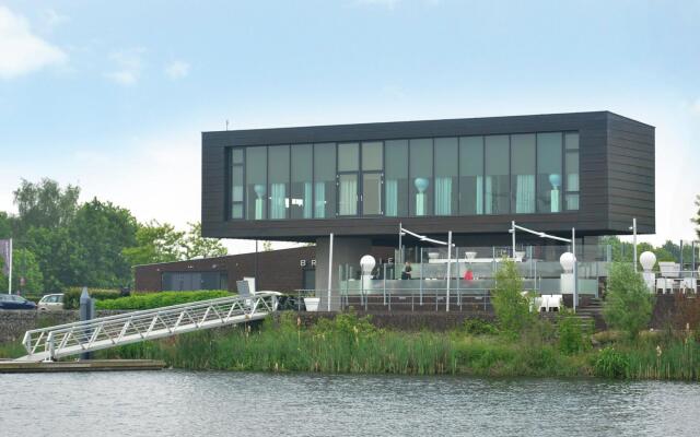 Villa in Maaspark With Lake Views & Sauna