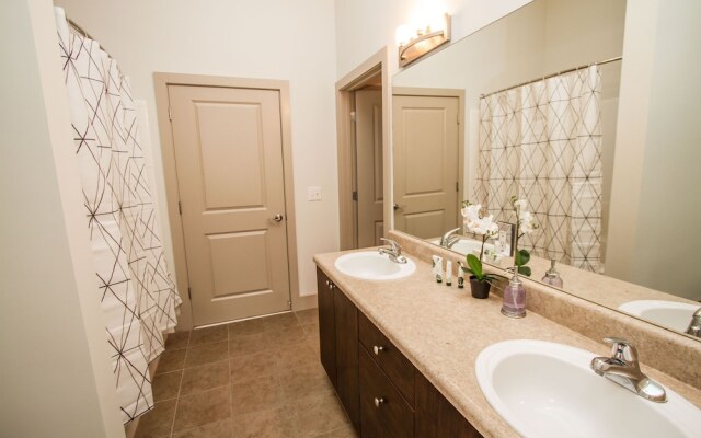 Downtown Midtown Apartments by NUOVO