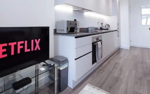 Fantastic 1 Bedroom Apt with PARKING