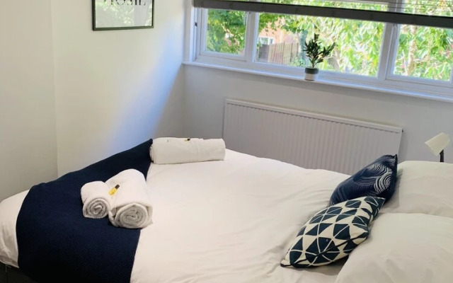SA Today Farnham with Fibre Wi-Fi & Netflix