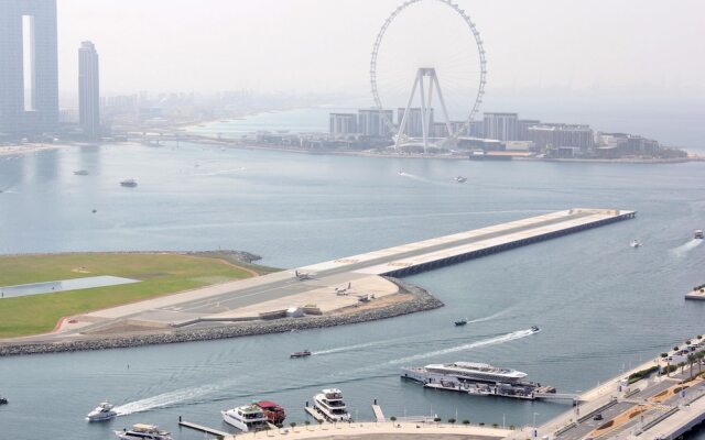 Luxury StayCation - Beachfront Apartment With Fantastic Palm Views