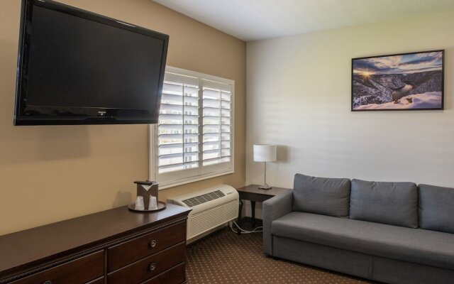 The Landmark Inn & Suites