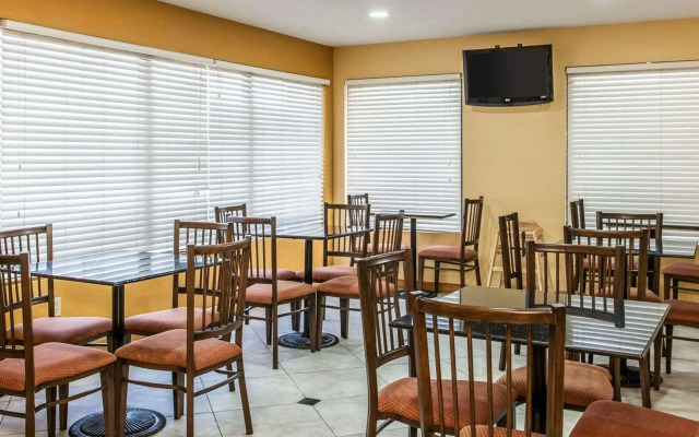 Quality Inn & Suites Shelbyville I-74