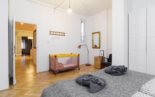 Klauzal apartment w/3 bedrooms, french balcony