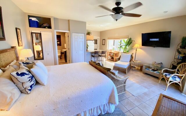 Lil Grass Shack-103 Studio Bedroom Condo