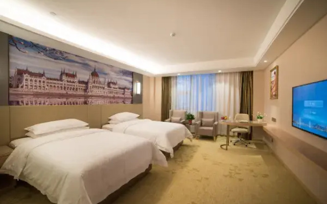 Vienna International Hotel (Xinyang Railway Station Tianrun Plaza Store)
