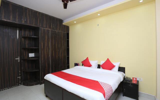 OYO 28172 Hotel Golden Palace