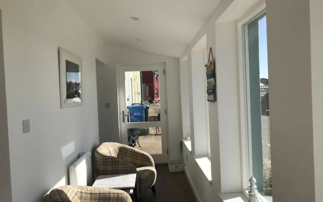 Petfriendly-beachfront-sunsetfacingsunporch-garden