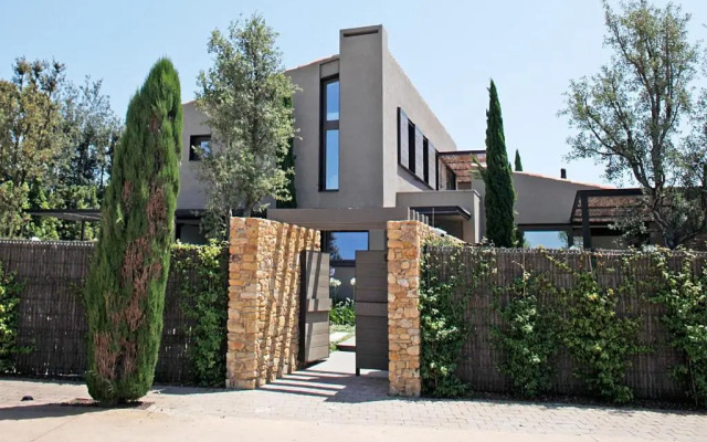 FridaysFlats, Beautiful Villa With Pool