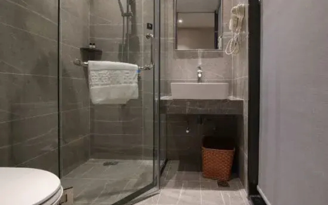 Couple Expert Boutique Hotel (Dongmen Old Street Station)