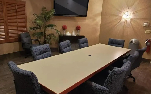 Marco LaGuardia Hotel & Suites
