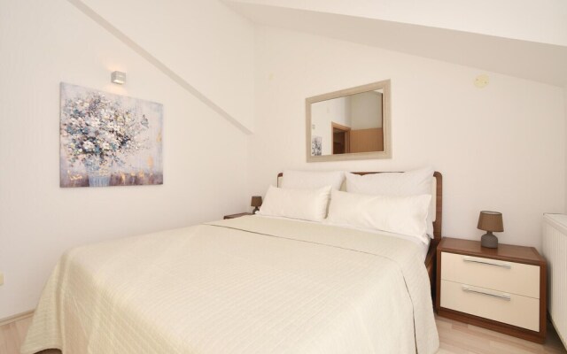 Nice Home in Podstrana With Wifi and 4 Bedrooms