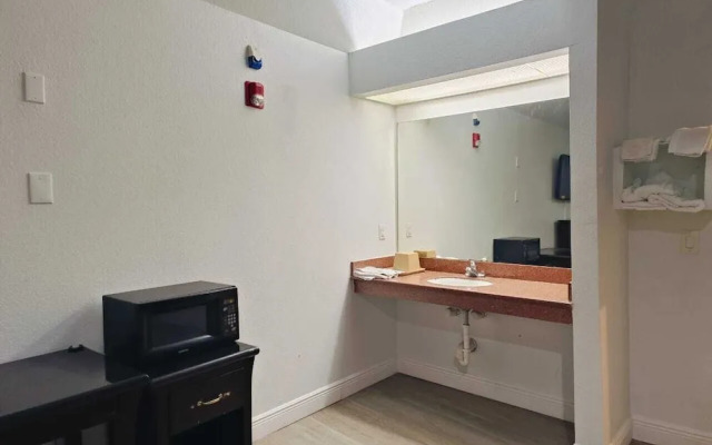 Hotel O Regency Suites Houston - IAH Beltway 8